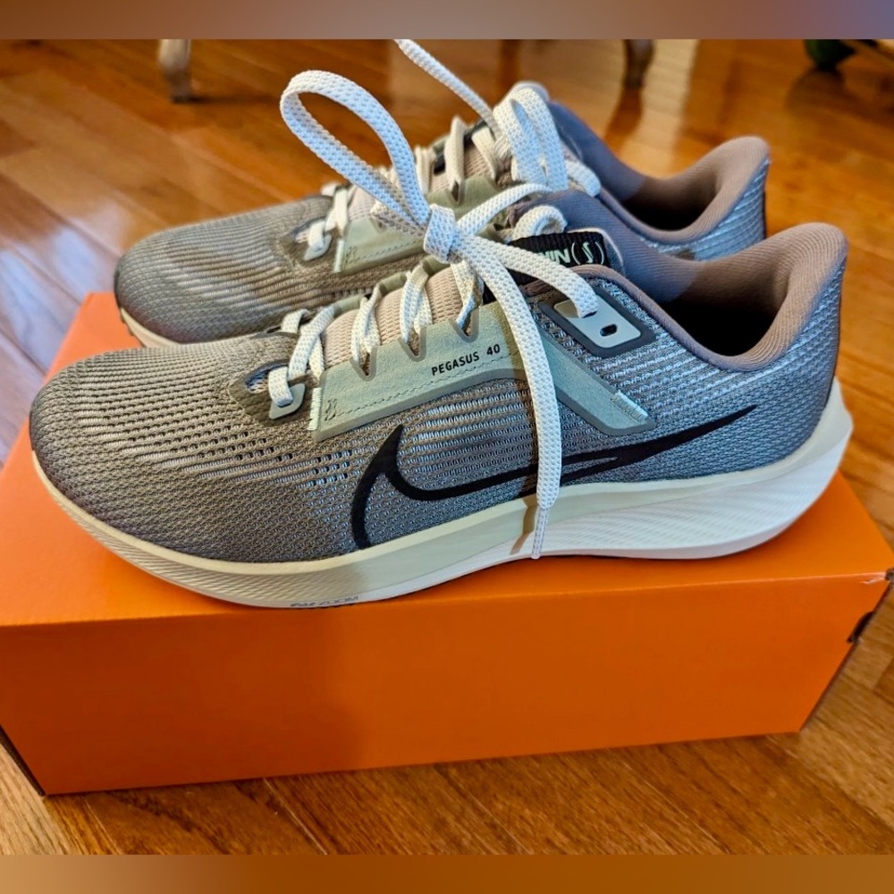 Size 8 Nike Pegasus 40 Premium in Lt Iron Ore (New)